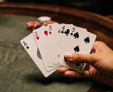 Slik mestrer du Razz poker: Komplett guide til regler og vinnerstrategi
